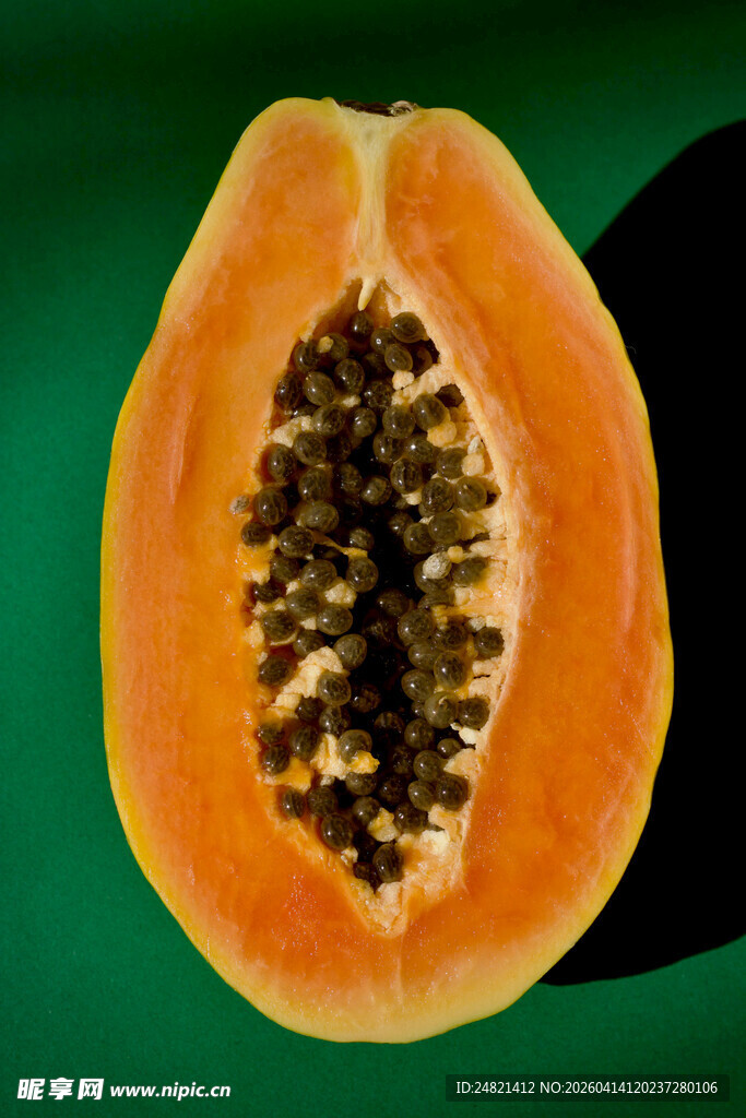 切开的新鲜木瓜特写