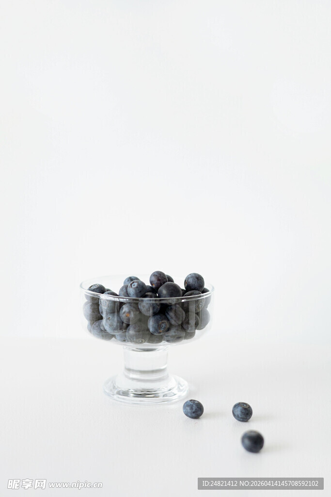 玻璃碗中的新鲜蓝莓