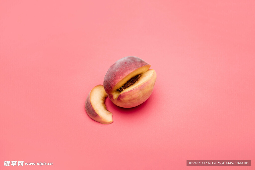 粉色背景上的开心果