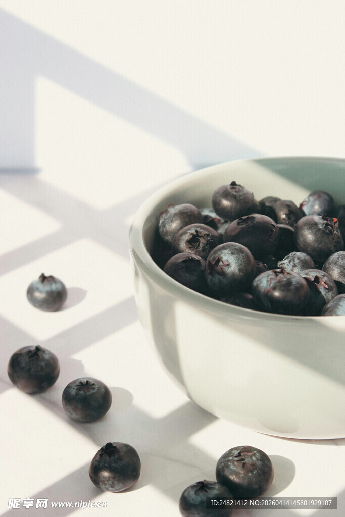 碗中蓝莓与散落鲜果