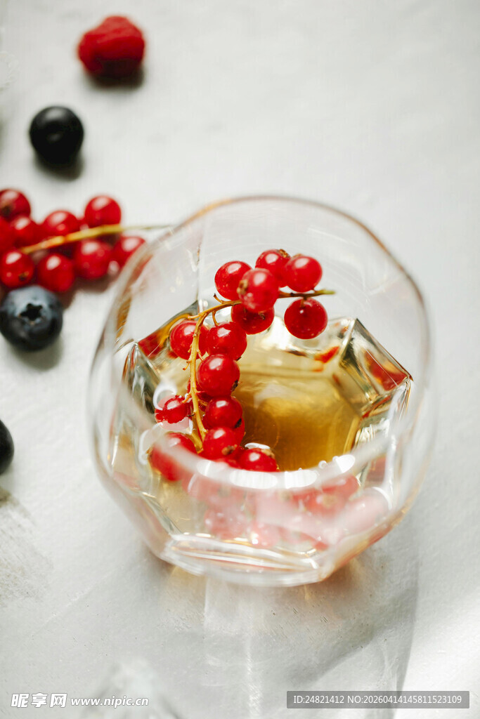 玻璃碗中的美味浆果甜点