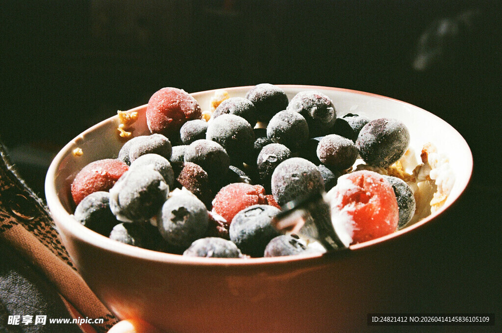 碗中多彩冷冻混合浆果