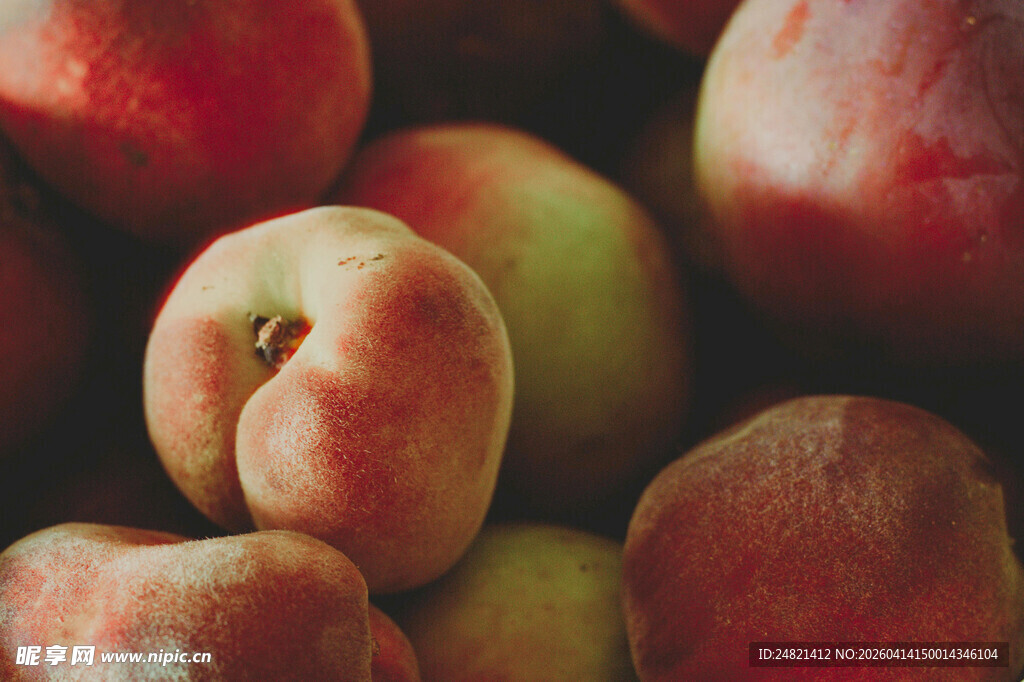 新鲜诱人的成熟桃子
