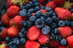 新鲜草莓蓝莓堆叠画面