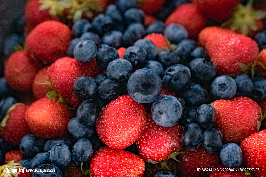 新鲜草莓蓝莓堆叠画面