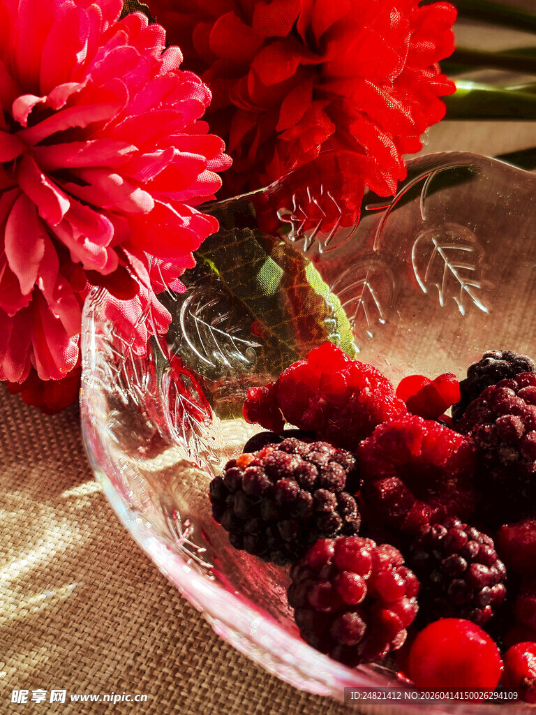 玻璃碗中的多彩新鲜浆果