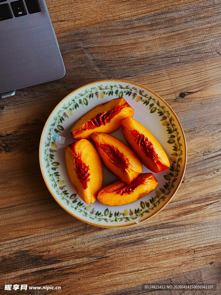 木桌上盘中美味桃子切片