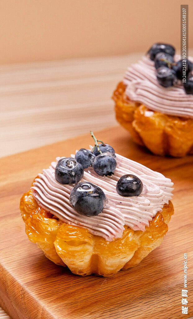 蓝莓奶油泡芙甜点展示