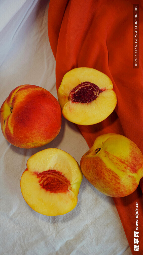 新鲜多汁的诱人水蜜桃