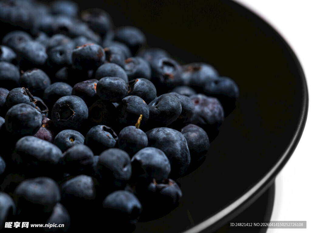 碗中饱满蓝莓