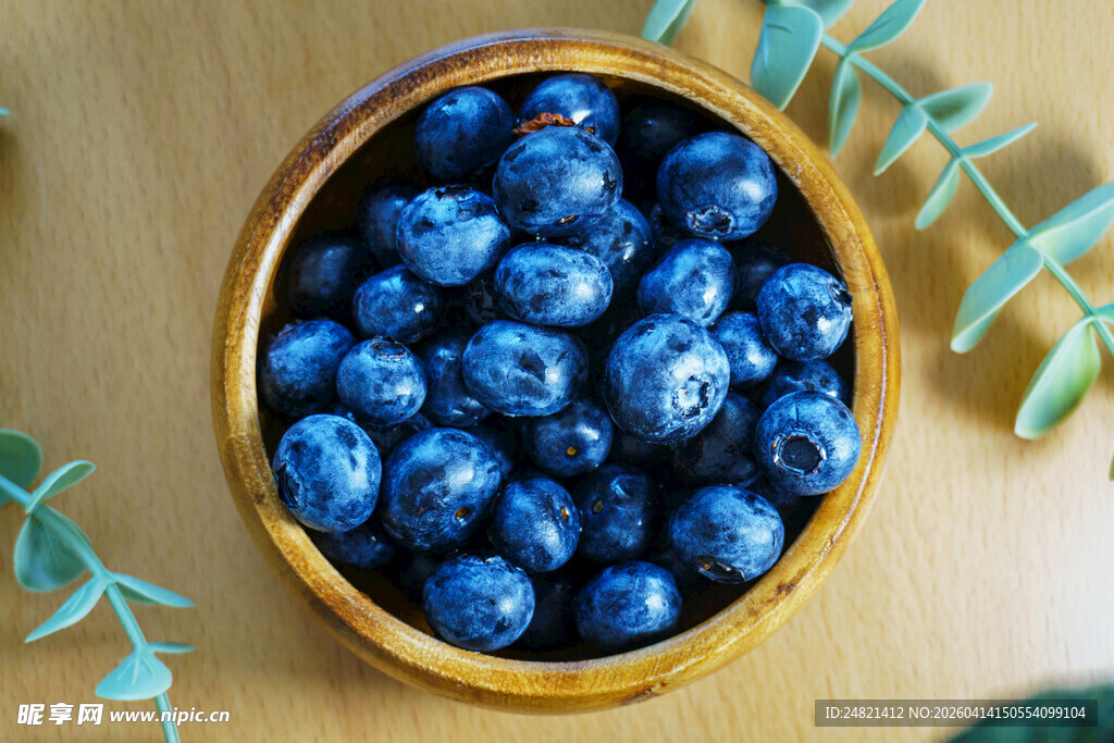 木碗中的饱满新鲜蓝莓