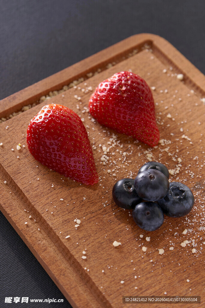 草莓蓝莓配椰蓉托盘美食