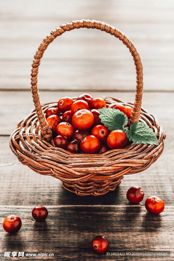 篮子里的鲜樱桃