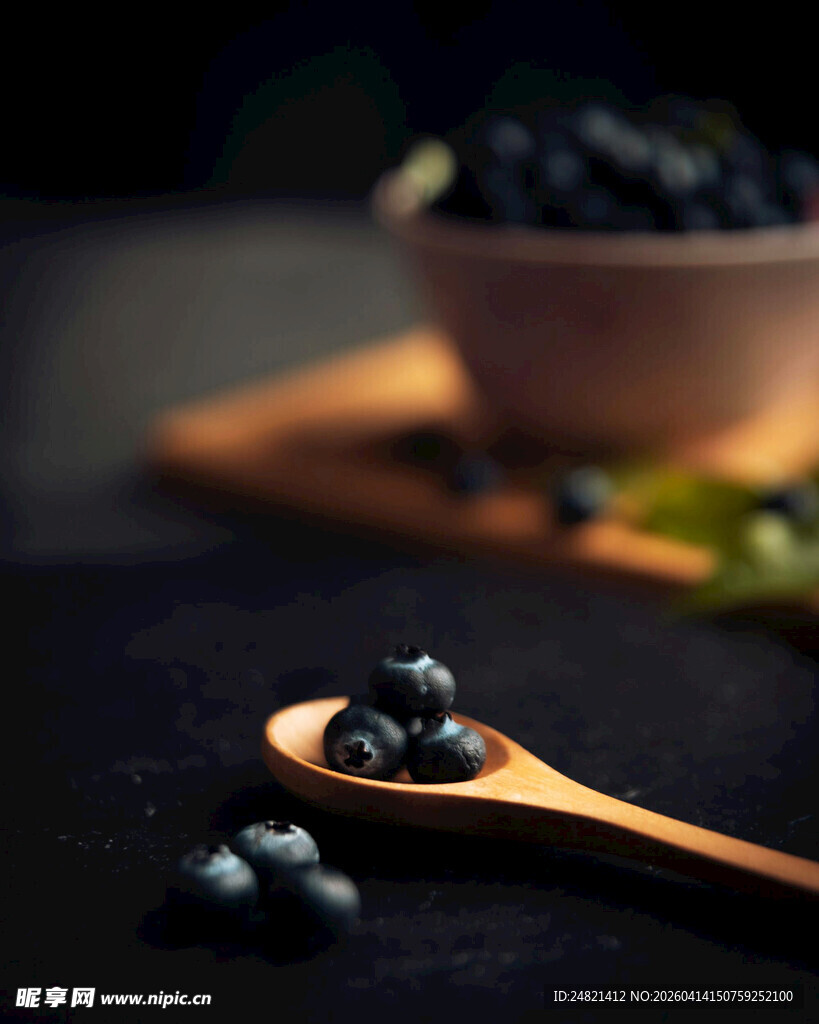 木勺上的新鲜蓝莓