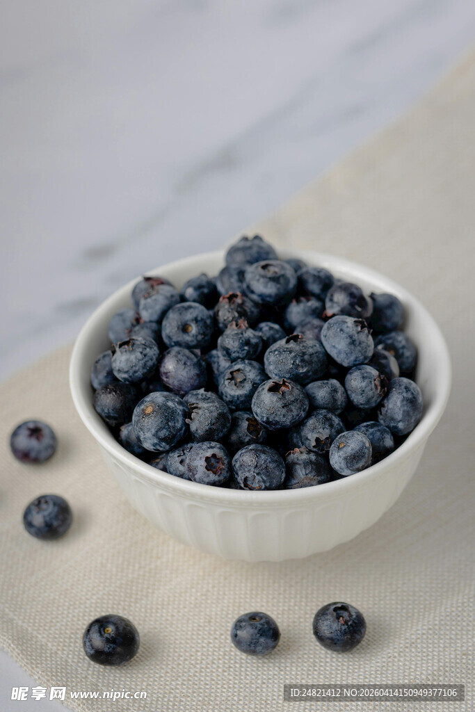 碗中饱满蓝莓