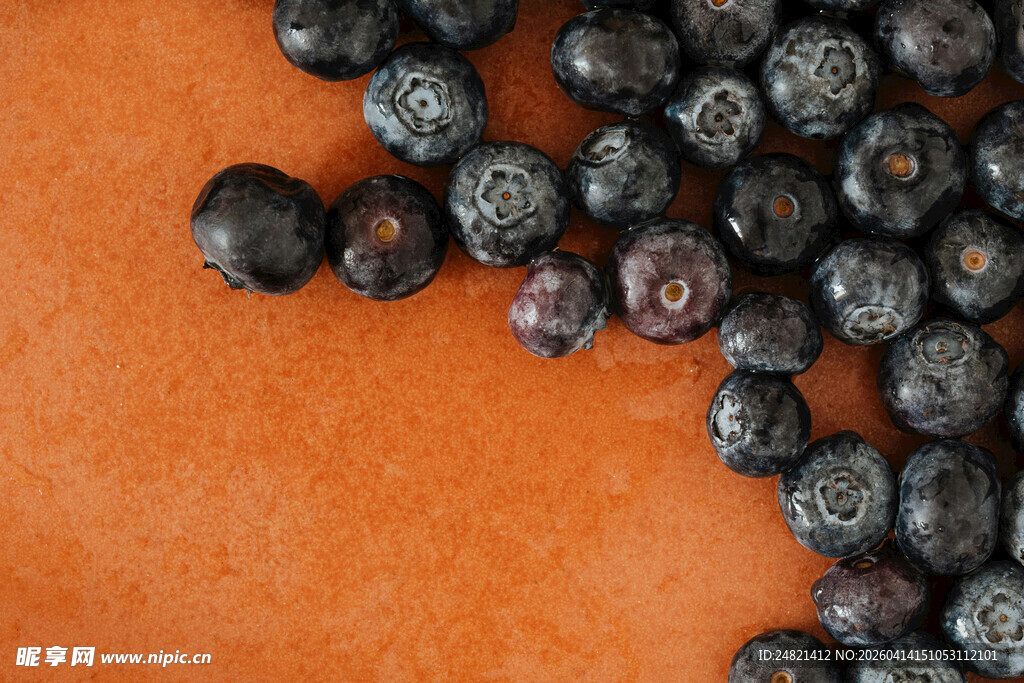 橙色背景上的新鲜蓝莓