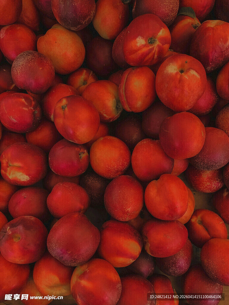 饱满红桃堆叠