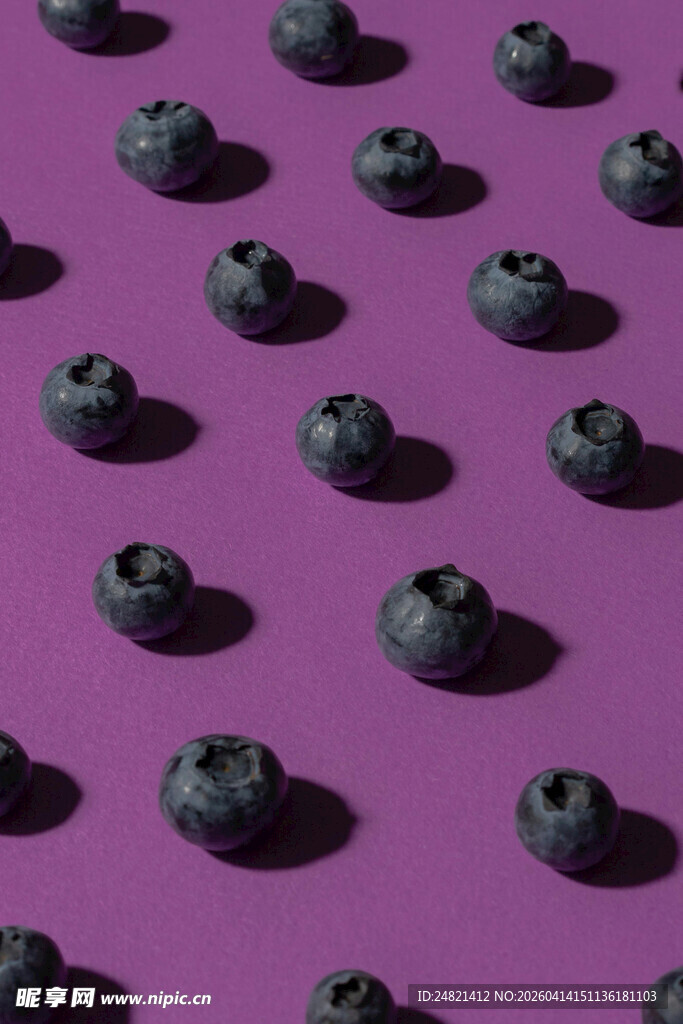 紫色背景上的新鲜蓝莓