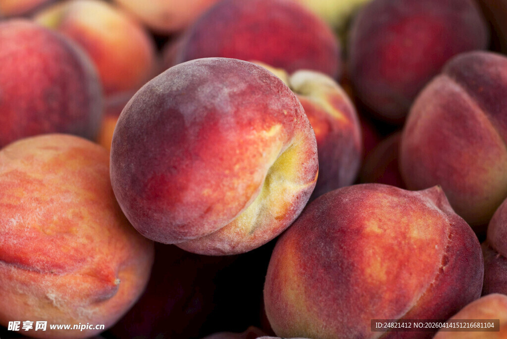 新鲜饱满的水蜜桃