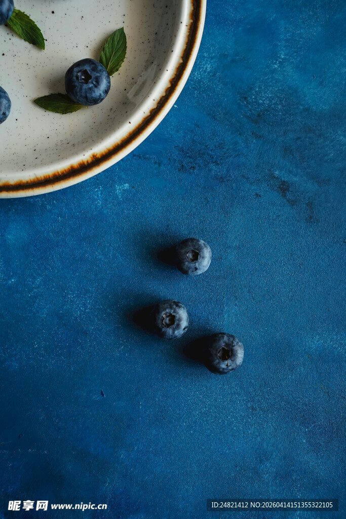 蓝色背景上的新鲜蓝莓