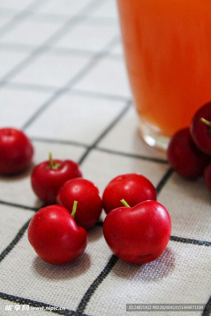 新鲜樱桃与橙色饮品