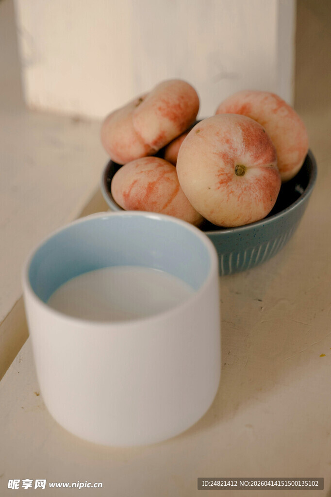 碗中桃子与一杯饮品