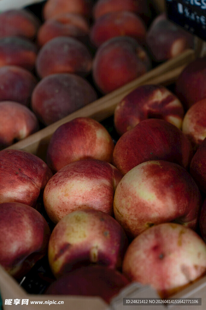 新鲜诱人的货架上水蜜桃