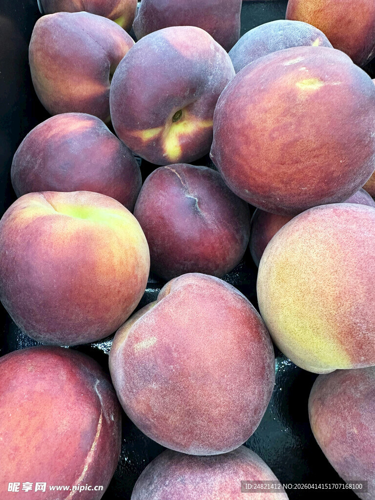 新鲜饱满的水蜜桃堆叠