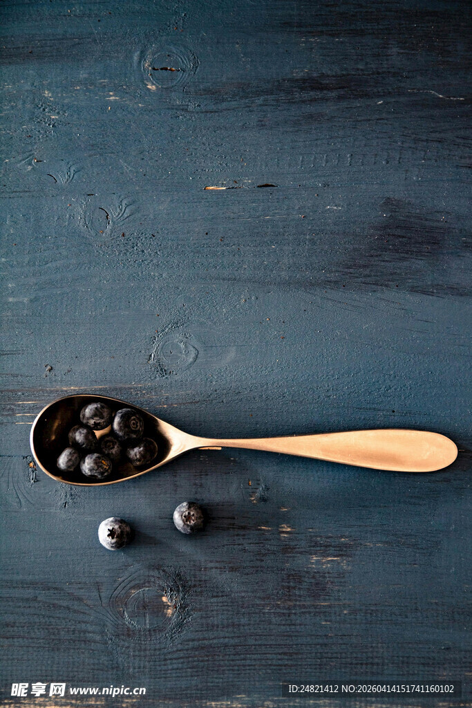 木勺盛黑橄榄与蓝莓