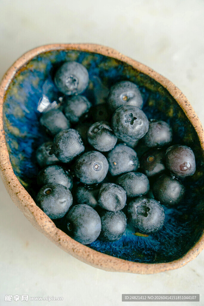 木碗中的新鲜蓝莓