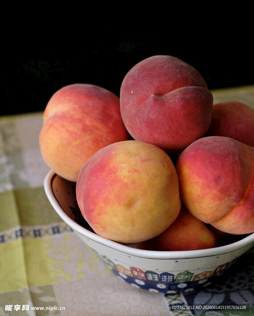 碗中鲜嫩多汁的水蜜桃