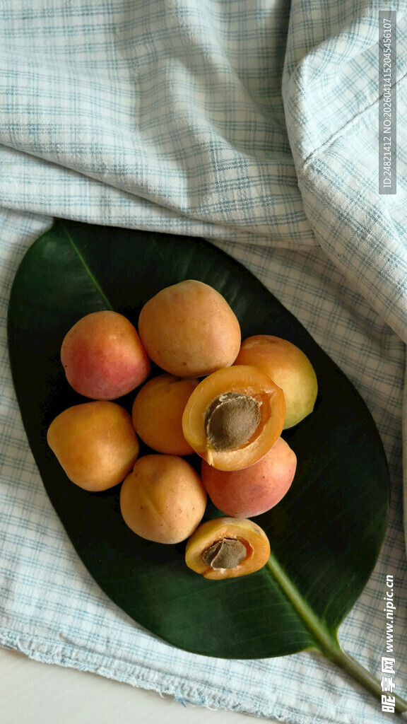 绿叶上摆放的新鲜桃子