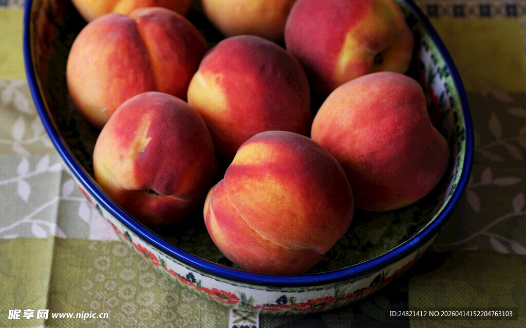 碗中鲜嫩多汁的水蜜桃