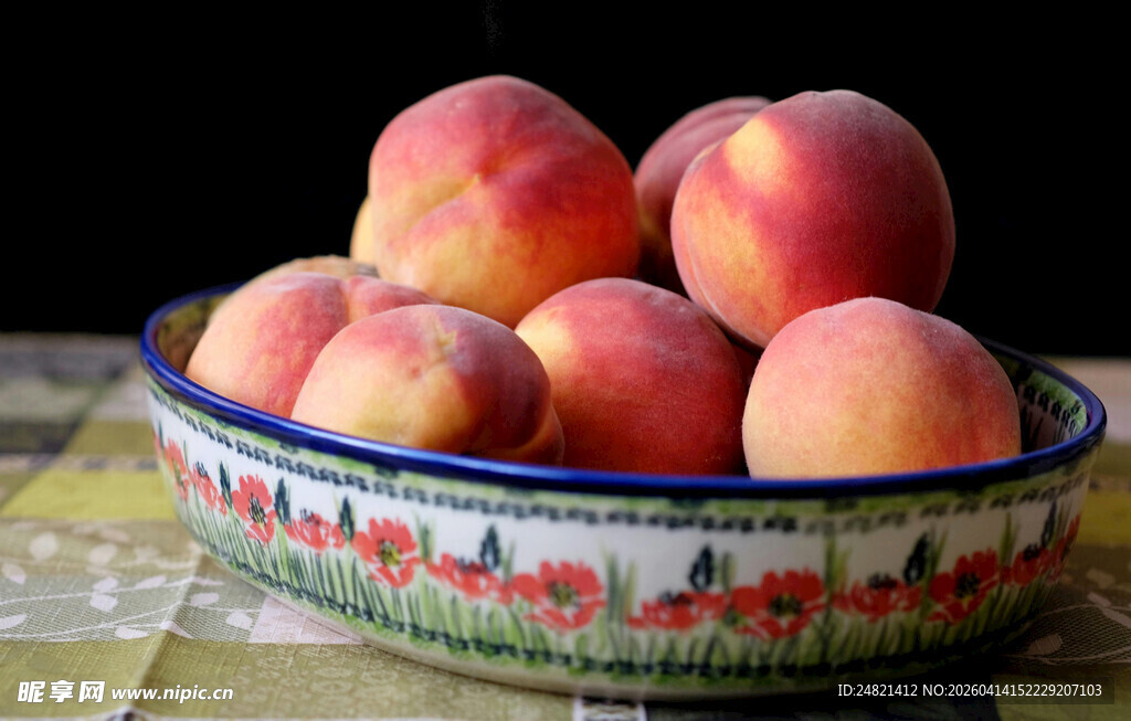 瓷碗中色泽诱人的鲜桃