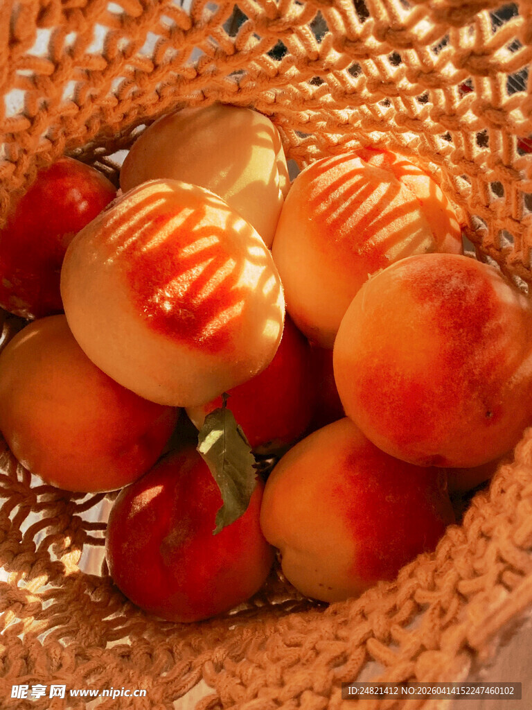 竹篮中的鲜嫩多汁水蜜桃