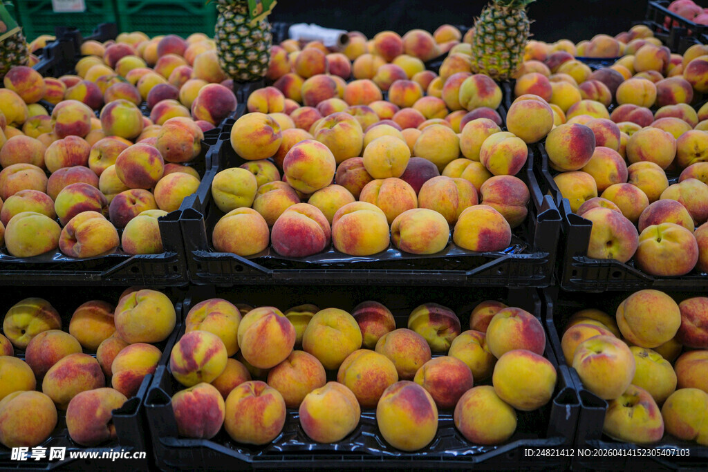 新鲜桃子整齐摆放售卖
