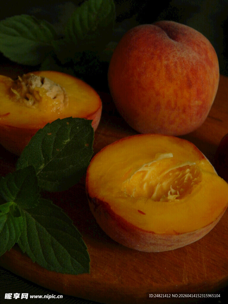 新鲜诱人的切开桃子