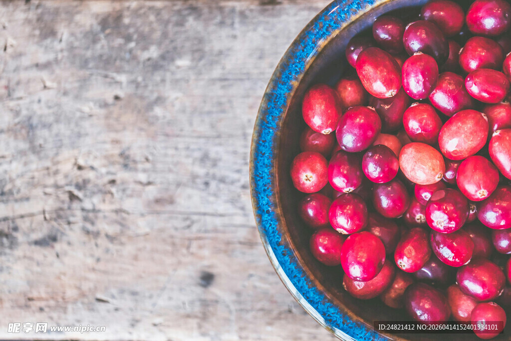 木桌上碗中的鲜红樱桃