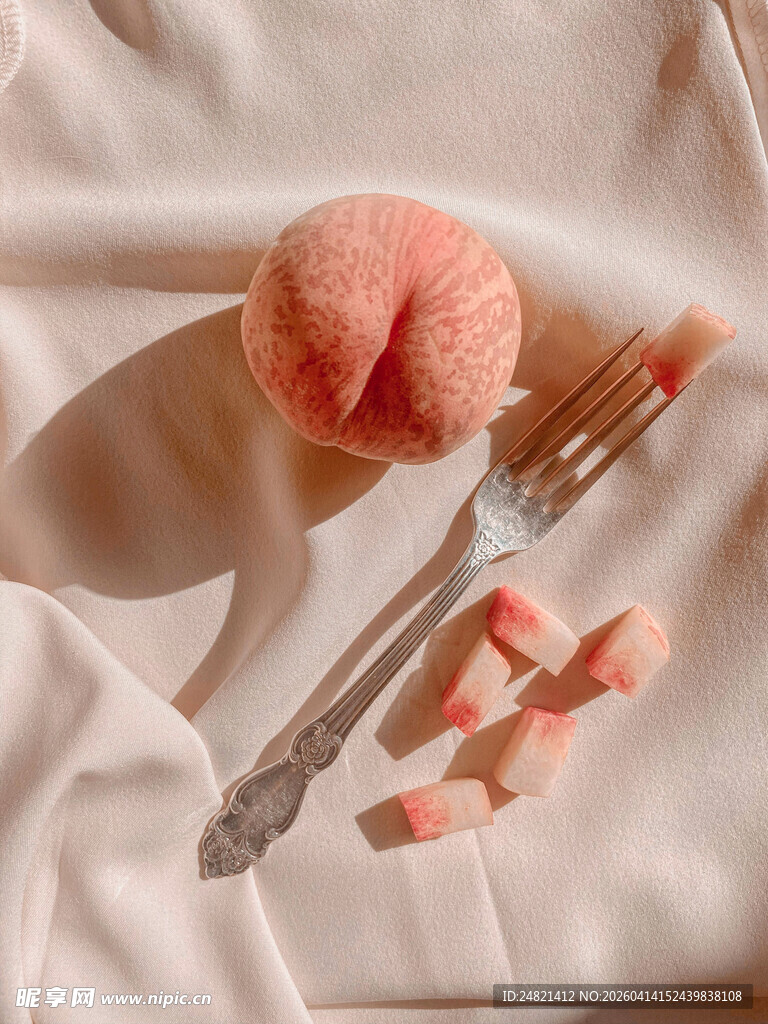 桃子与餐具的清新画面