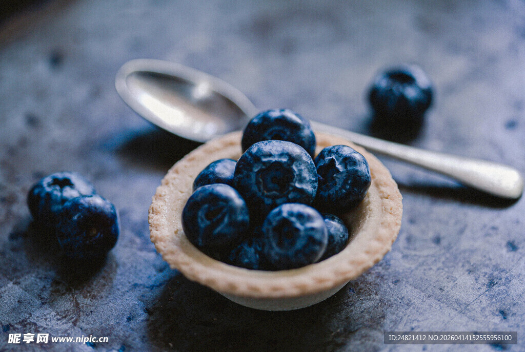 木碗中的新鲜蓝莓