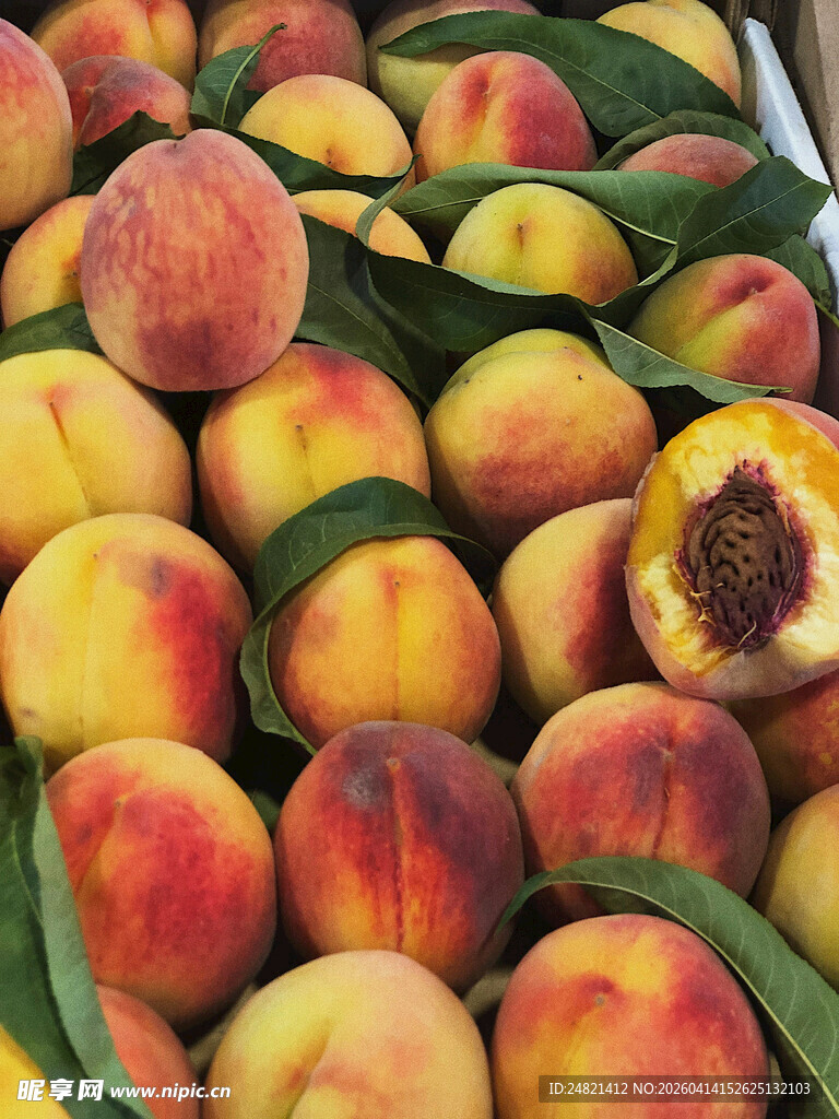 新鲜饱满的水蜜桃堆叠