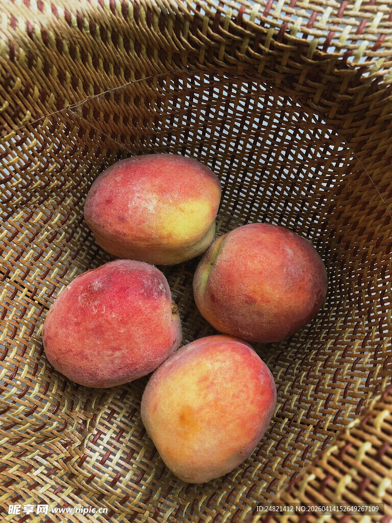 竹篮中的新鲜水蜜桃