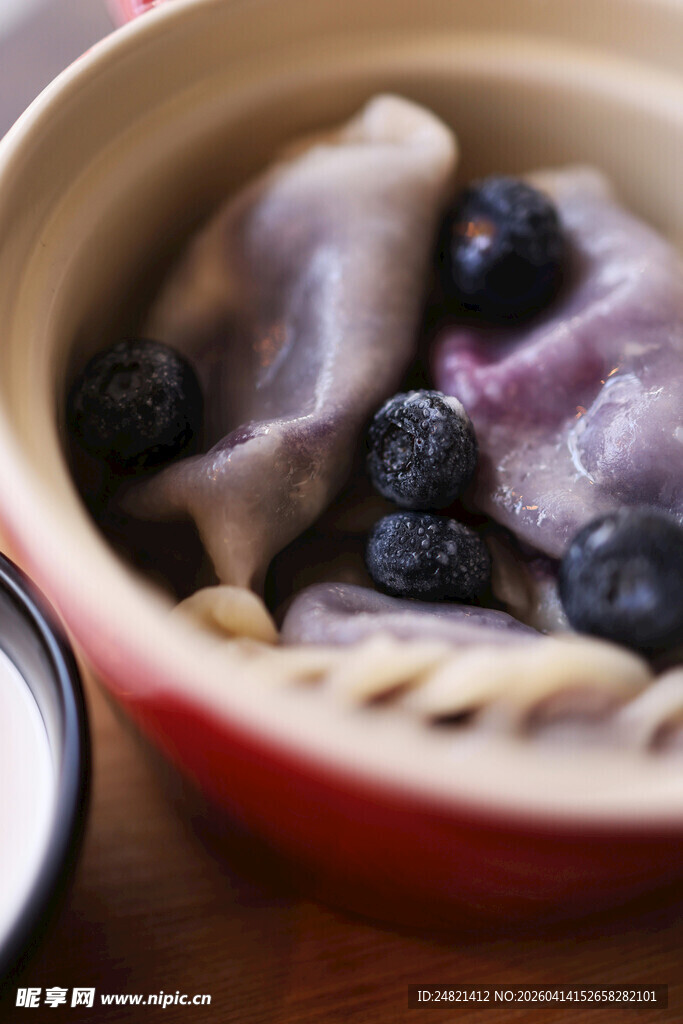 陶瓷碗中的美味蓝莓饺子