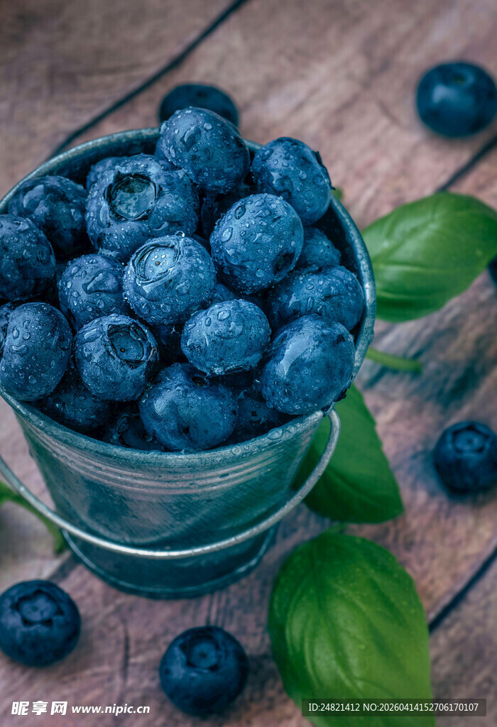 木桌上金属桶里的新鲜蓝莓