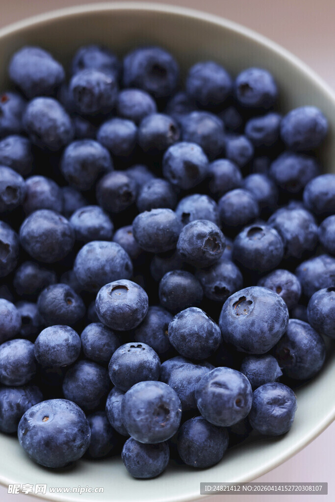 满满一碗新鲜蓝莓
