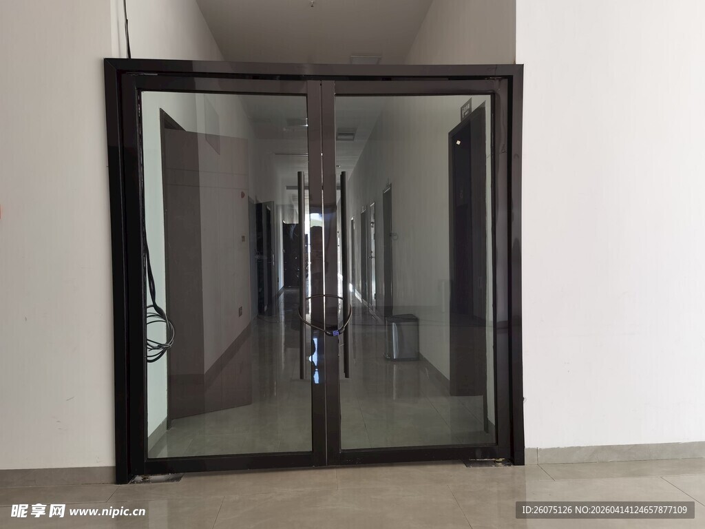 现代简约玻璃双开门