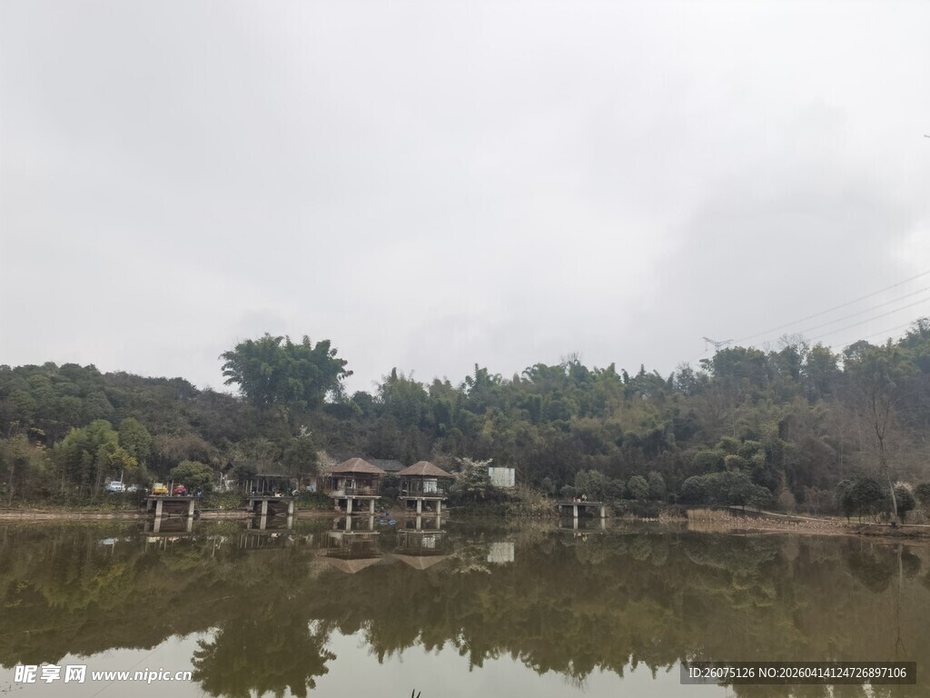 湖畔村落景致