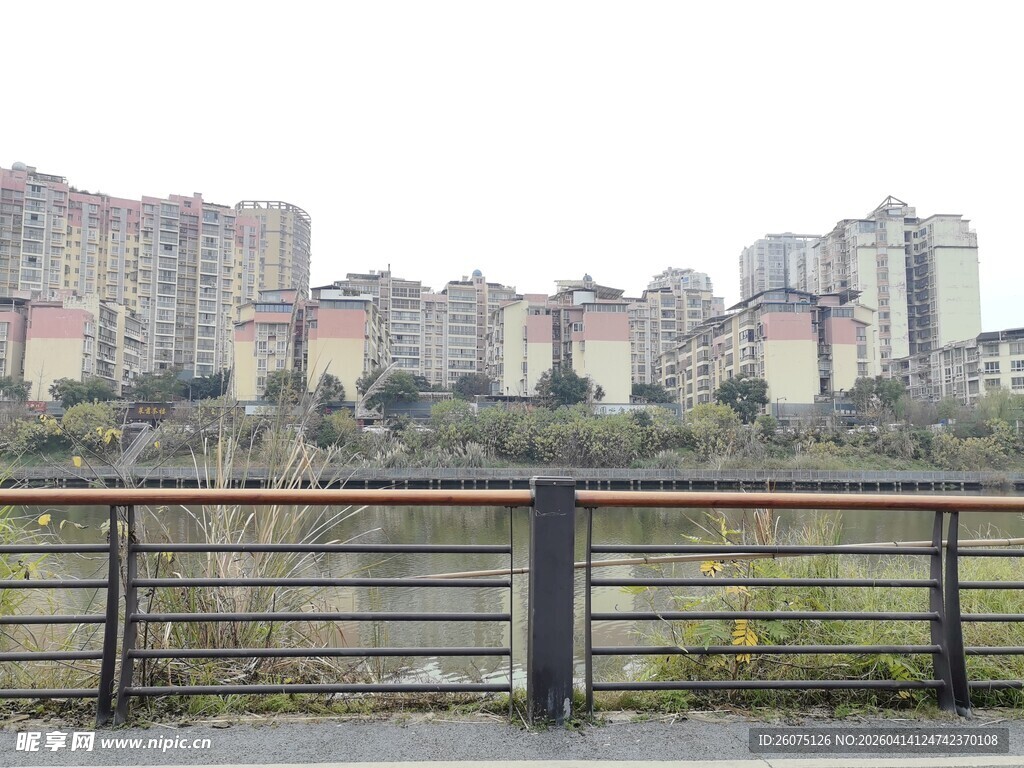 河畔高楼景观