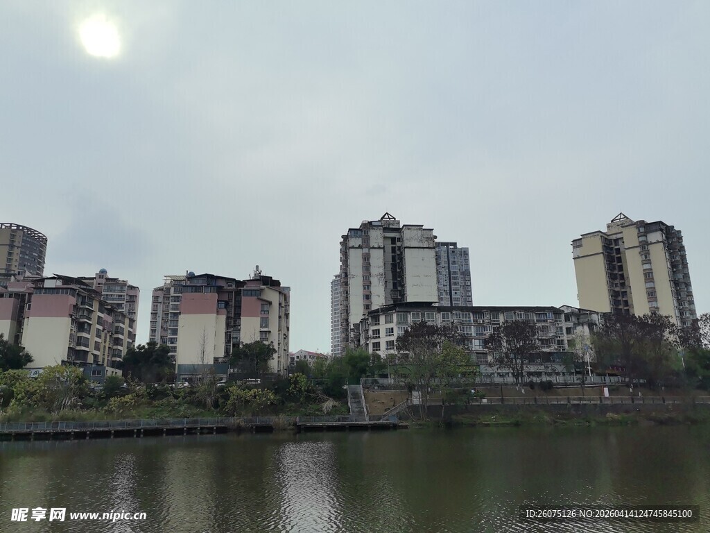 河畔高楼景观
