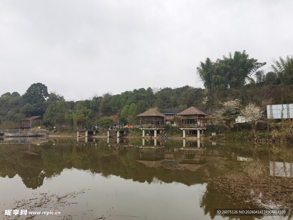 湖畔木屋倒映于宁静水面